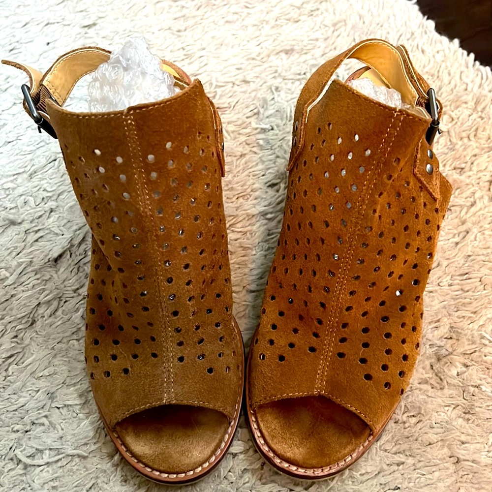 Chinese Laundry Sandals